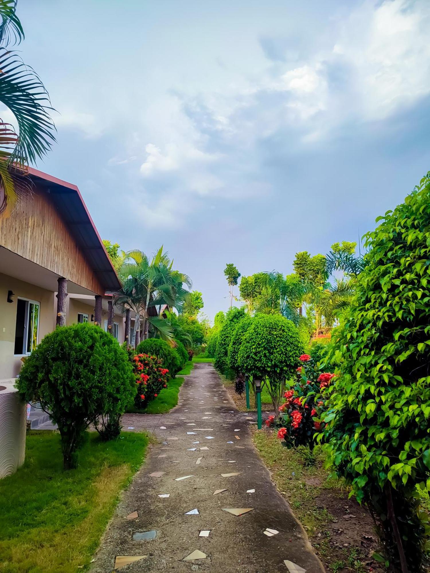 Greenland Safari, Sauraha Exterior photo
