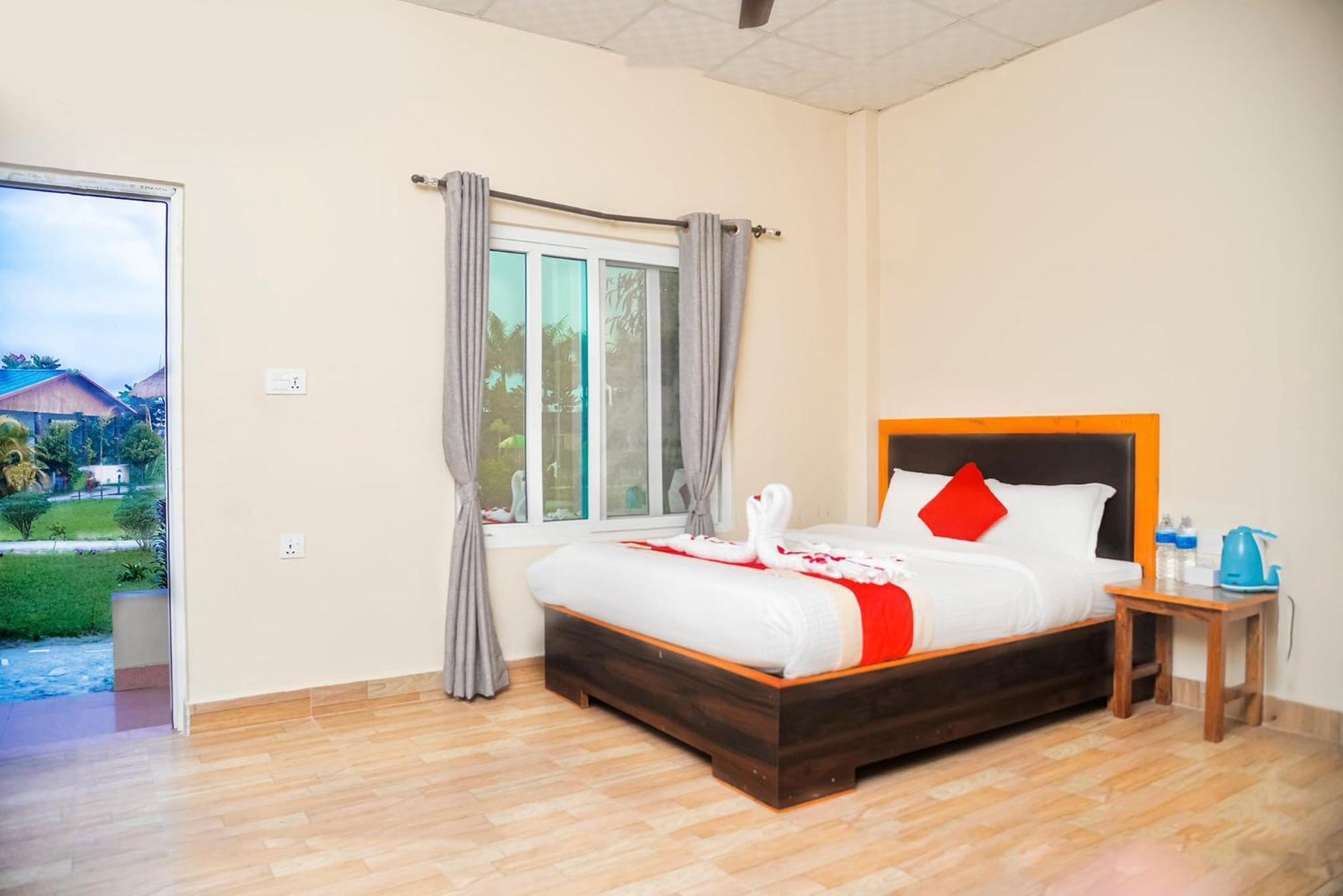 Greenland Safari, Sauraha Exterior photo