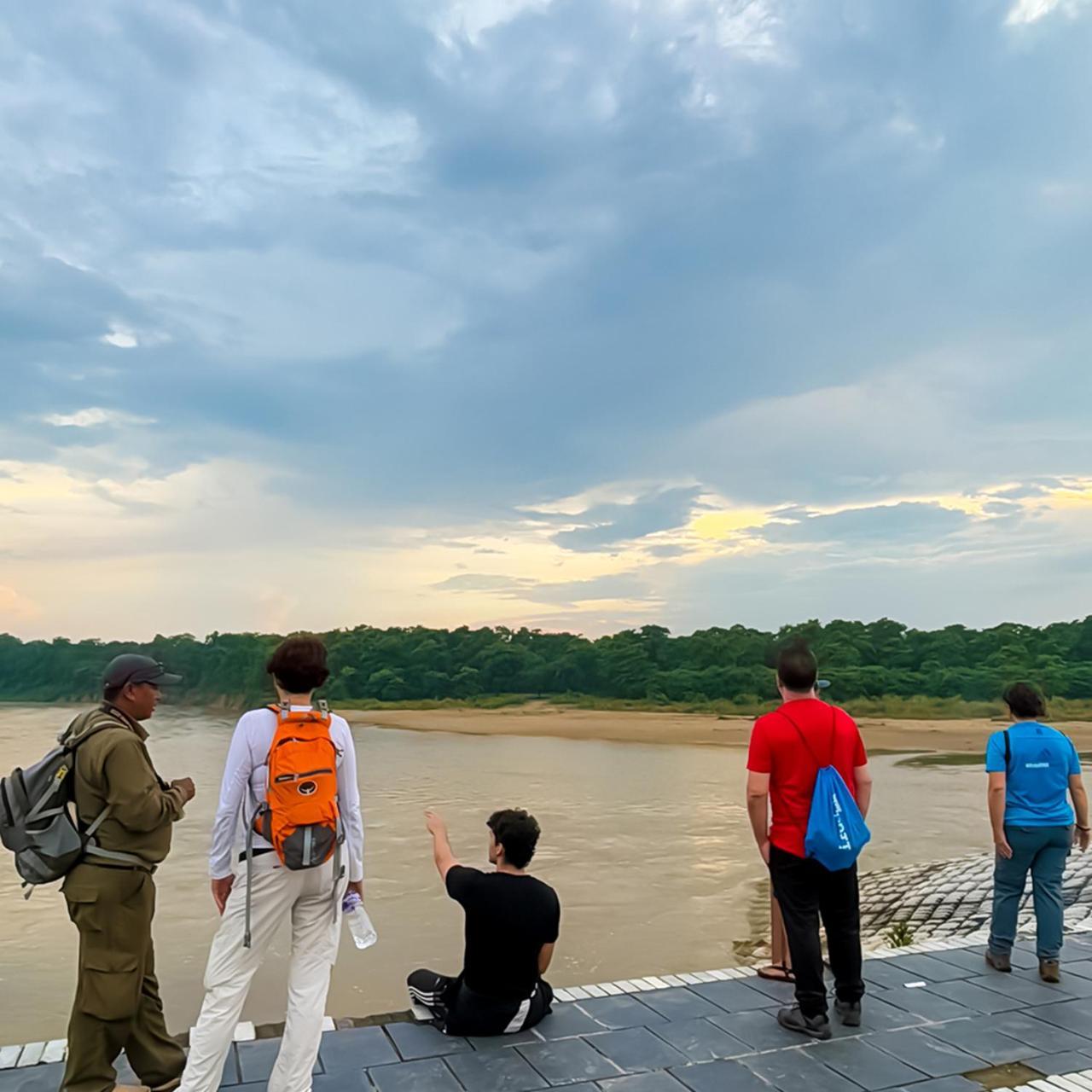 Greenland Safari, Sauraha Exterior photo
